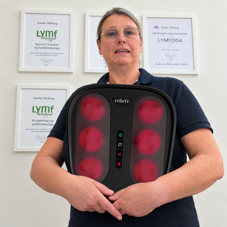 Anette Moberg med Fodlux Pro foran sine diplomer
